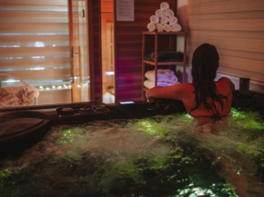Kuća za odmor Kamena with Pool, Jacuzzi & Sauna
